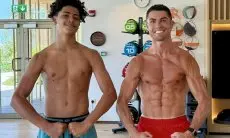 Posting Foto Bersama Putranya, Netizen Malah Salah Fokus ke Kuku Kaki Cristiano Ronaldo, Ada Apa?