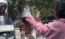 Viral! Dua Anak Kecil Ditinggal Ibu Naik Motor, Diduga untuk Mengemis di Jalan