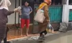 Viral Emak-Emak Nekat Lewati Jalan yang Baru Dicor, Netizen Heboh Beri Komentar Pedas