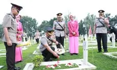Rangkaian HUT Bhayangkara, Kapolda Jabar Pimpin Ziarah dan Tabur Bunga di TMP Cikutra Bandung