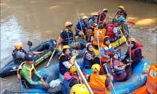 Gen Z dan Gen Alpha Diajarkan Mengenal dan Bebersih Sungai Cikeas oleh KP2C