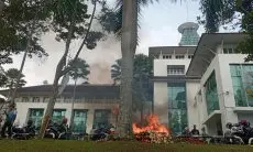 Kecewa Terhadap Pemerintah, Ratusan Buruh Bakar Karangan Bunga di Depan Kantor Bupati Bandung Barat