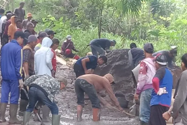 Tamparan Keras bagi Pemerintah, Warga RW05 Desa Mekarwangi Perbaiki Jalan Tanjakan Udin Secara Swadaya