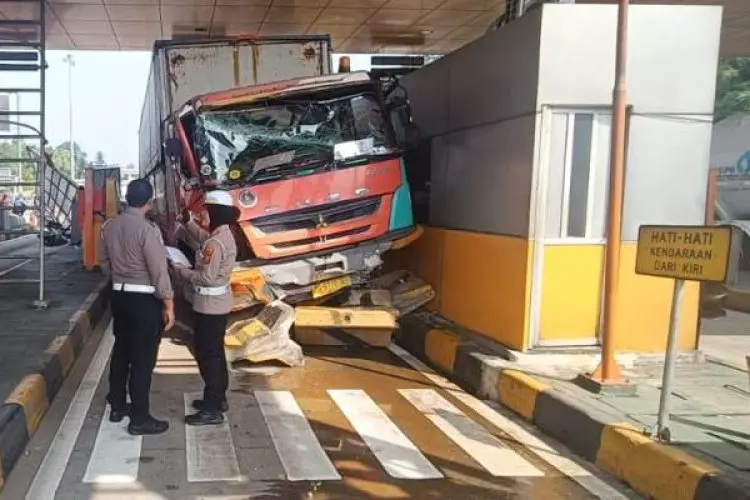 Diduga Rem Blong, Loket di Gerbang Tol Ciawi 2 Ditabrak Truk Tronton