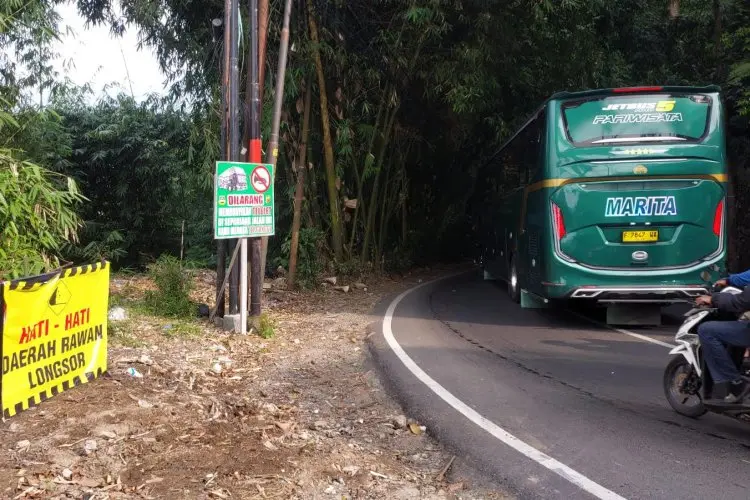 Retakan Tanah di Mahkota Longsor fi Jalan Kolmas Kian Melebar, BPBD KBB Imbau Warga Segera Mengungsi