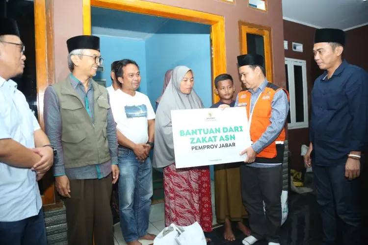 Pemkab Cirebon Serahkan Santunan Korban  Longsor Gunung Kuda