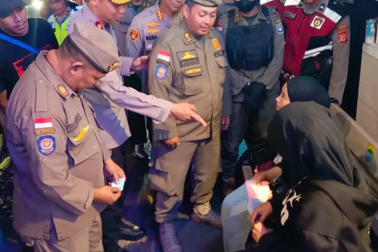 Polisi dan Satpol PP Lakukan Patroli Terapkan Jam Malam di Bandung