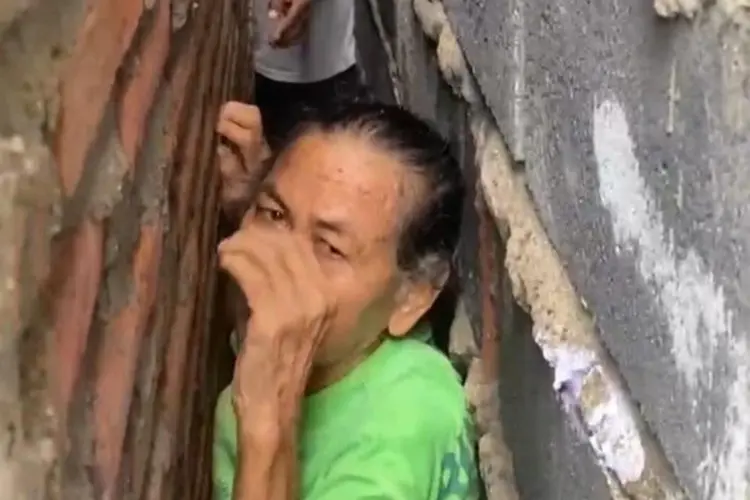 Viral! Nenek 74 Tahun Terjebak di Celah Dua Rumah, Damkar Sampai Turun Tangan