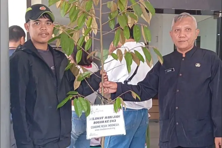 Bukan Karangan Bunga, Cisadane Resik Ucapkan HJB ke-543 dengan Mengirimkan Bibit Pohon Durian