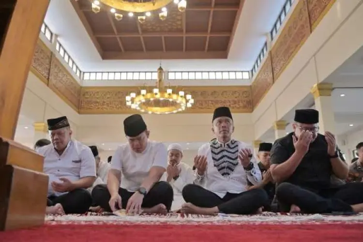 Kapolda Jabar dan Masyarakat Salat Idul Adha 1446 H di Masjid Al Amman, Jaga Semangat Kebersamaan Serta Berbagi