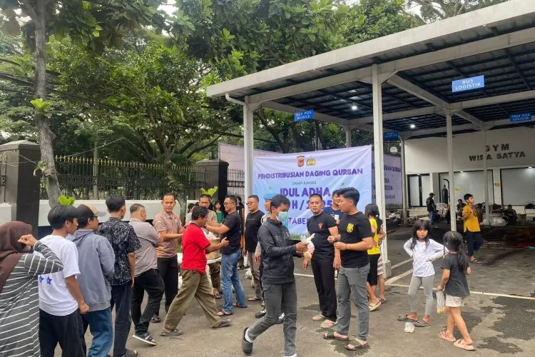 Polrestabes Bandung, Bagikan Seribu Lebih Daging Qurban