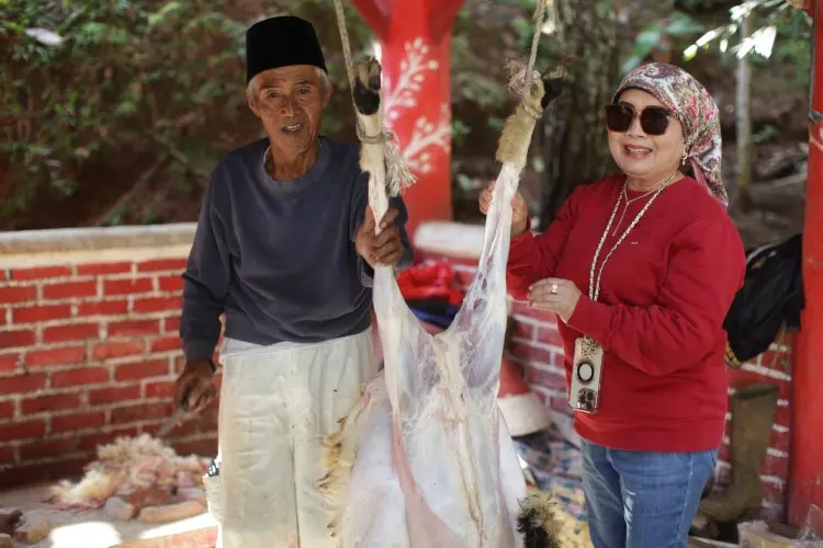 Ratusan Paket Daging Qurban Dibagikan Halimah Munawir, Mulai dari Anak Yatim, Kaum Dhuafa Hingga Seniman