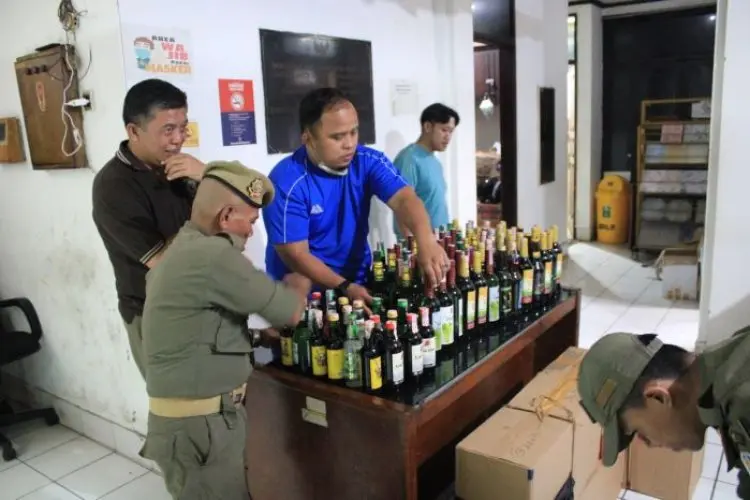 Satpol PP Sita Ribuan Botol Miras dan Obat Ilegal di 14 Lokasi