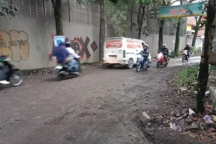 Cerita Warga Perbatasan KBB-Cimahi, Merasa Di Anak Tirikan Lantaran Jalan Rusak Tak Kunjung Diperbaiki