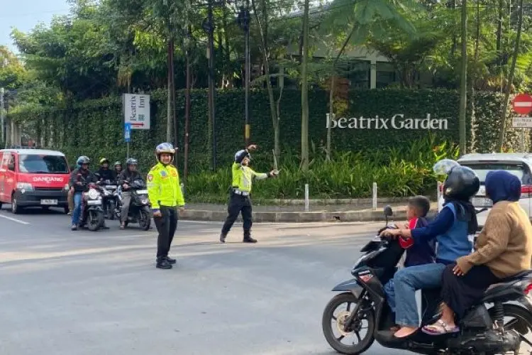 Satlantas Polres Cimahi Tetap Siagakan Personel Atur Lalu Lintas di Lembang