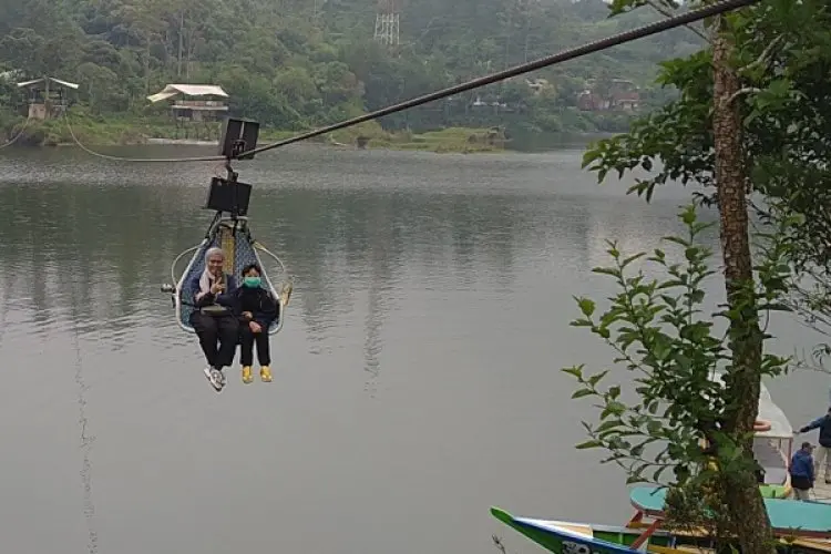 Glamping Lakeside Situ Patengang Suguhkan Pengalaman Duduk Melayang di Atas Air dengan Keranjang Sultan