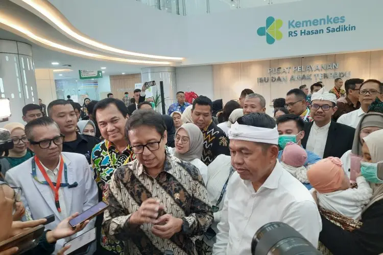 Soal Covid-19 yang Kembali Melonjak di Asean, Menkes Budi Minta Masyarakat Bergejala Gunakan Masker dan Jalani Prokes