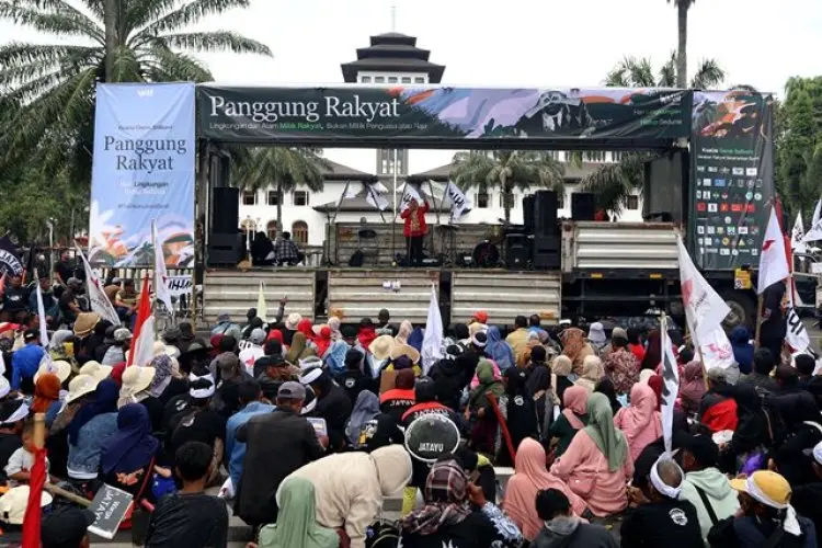 FOTO: Aksi Rakyat Selamatkan Bumi di Gedung Sate