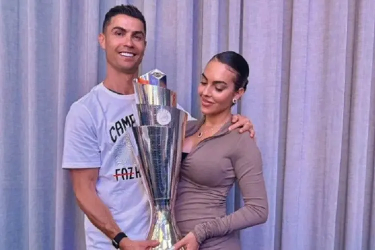 Cristiano Ronaldo Unggah Foto Peluk Trofi Nations League Bersama Georgina, Tetiba Pria Ini Diamuk Fans CR7, Ada Apa?