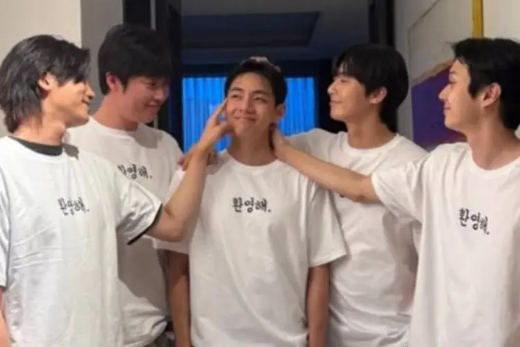 ‎V BTS Rayakan Pembebasan Wajib Militer Bersama Wooga Squad