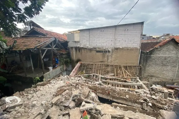 Penertiban Bangunan Liar di Atas Sungai Terus Berlanjut