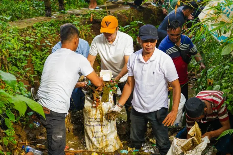 Dedeuh Ka Lembur, Wali Kota Bersama Warga Bebersih Saluran Air 