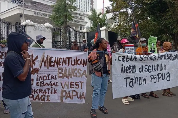 Mahasiswa Asal Papua Gelar Aksi Protes di Bandung Terkait Izin Tambang PT GAG Nikel