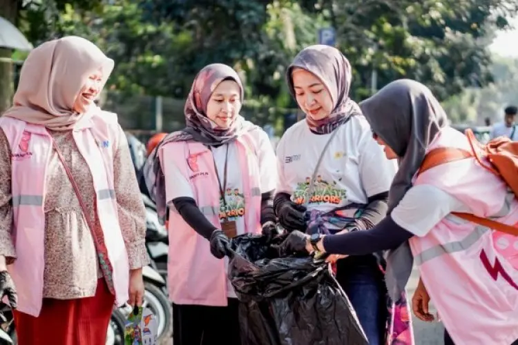 Peringati Hari Lingkungan Hidup, PLN UID Jabar Dorong Kesadaran Kolektif Masyarakat dengan Gelar Aksi Bersih dan Salurkan Drop Box