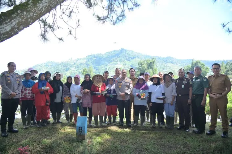 Polda Jabar Gelar Bakti Kesehatan di Cikole, Sasar Ribuan Warga dan Petani