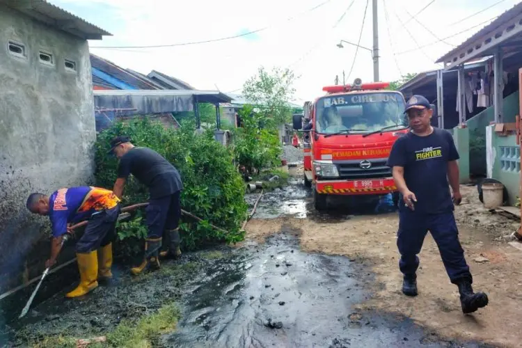 Damkar Cirebon Jadi Garda Terdepan Bantu Warga Bersihkan Setiap Selokan