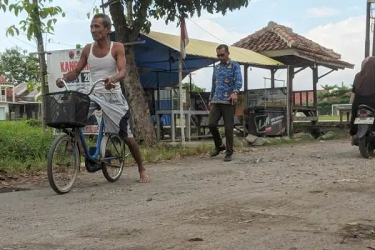 Warga Kecamatan Gebang Geram Lantaran Bertahun-tahun Jalan Rusak Tak Kunjung Diperbaiki