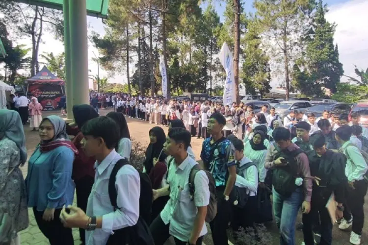Job Fair 2025 KBB Diminati, Ribuan Orang Rela Antre untuk Melamar Pekerjaan