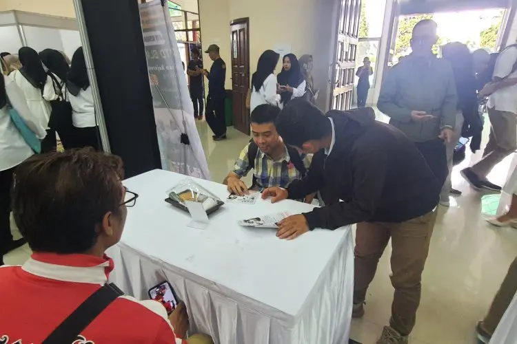Cerita Ersha Himawan, Difabel Asal Bandung Datangi Job Fair 2025 KBB untuk Cari Peruntungan 