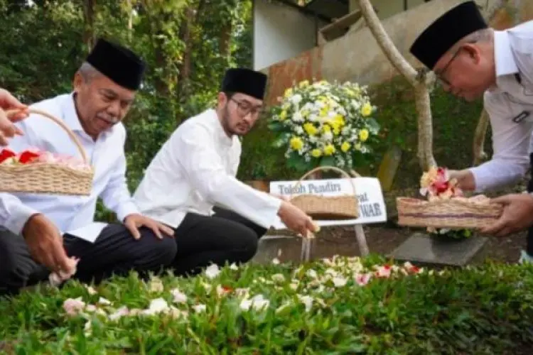 Jelang Hari Jadi ke-18, Jeje-Asep Ismail Ziarahi Makam Tokoh Pendiri KBB untuk Pertama Kali