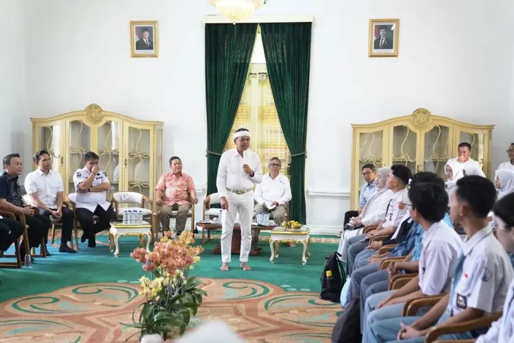 Dedi Mulyadi Beri Bantuan Dana Pendidikan dan Laptop untuk 22 Calon Mahasiswa Berprestasi ITB