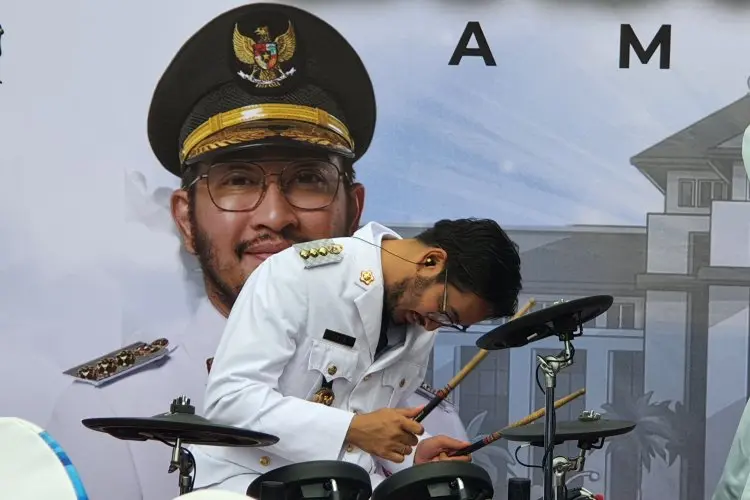 Tak Canggung, Aksi Bupati Jeje Tabuh Drum di Hari Jadi KBB ke-18 