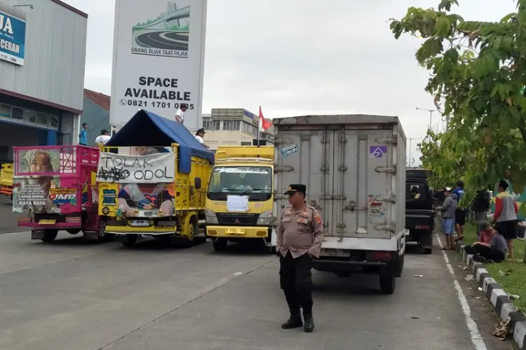 Tolak Penerapan UU ODOL, Ratusan Truk Blokade Akses ke Gerbang Tol Soroja Soreang