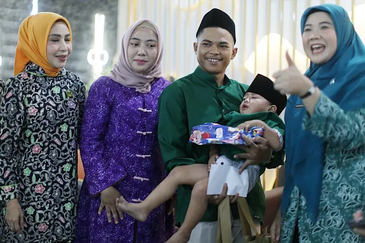 Usai Dikhitan Massal, 60 Anak Laki - laki Diberikan Hadiah Oleh Eva Susmanto