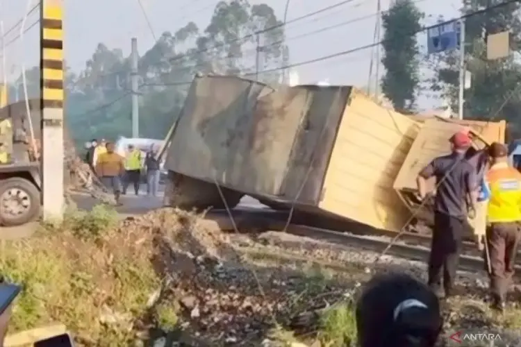 Kronologi Commuter Line Tabrak Truk di Perlintasan Kota Tangerang hingga Tiga Orang Terluka