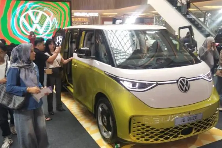 Volkswagen Serahkan Unit Mobil Perdana ID. BUZZ di Bandung