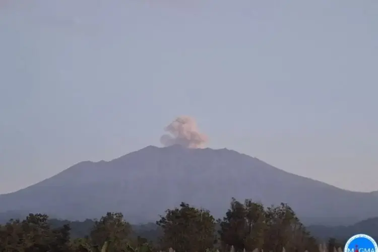 Senin Pagi, Gunung Raung Erupsi dengan Tinggi Letusan Capai 600 Meter