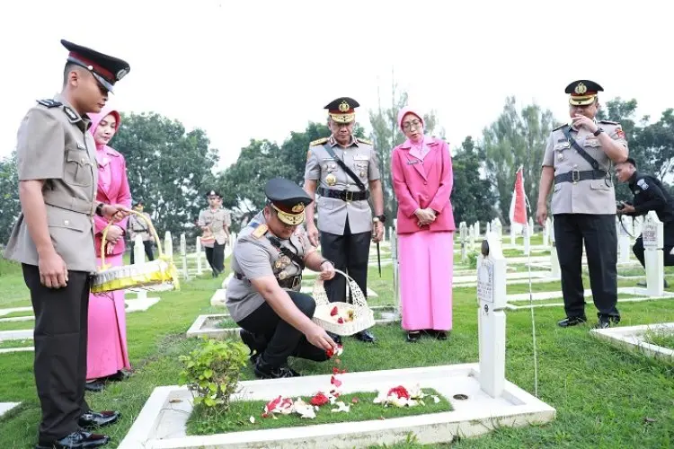 Rangkaian HUT Bhayangkara, Kapolda Jabar Pimpin Ziarah dan Tabur Bunga di TMP Cikutra Bandung