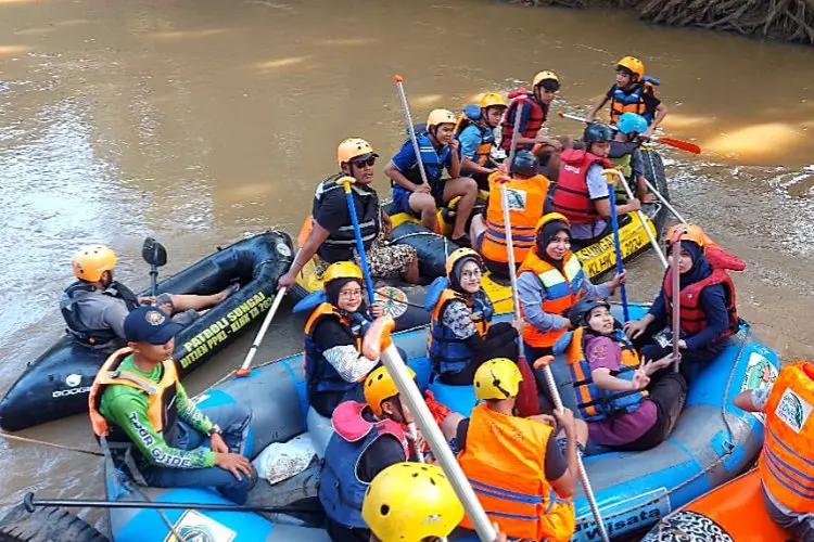 Gen Z dan Gen Alpha Diajarkan Mengenal dan Bebersih Sungai Cikeas oleh KP2C