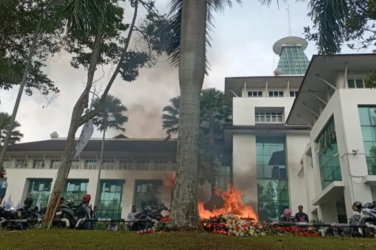 Kecewa Terhadap Pemerintah, Ratusan Buruh Bakar Karangan Bunga di Depan Kantor Bupati Bandung Barat
