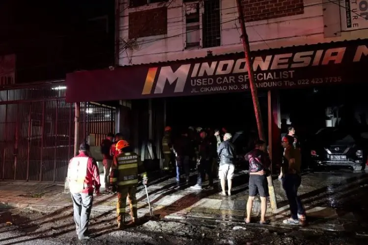 Showroom Mobil Terbakar di Cikawao, 1 Mobil dan Motor Hangus