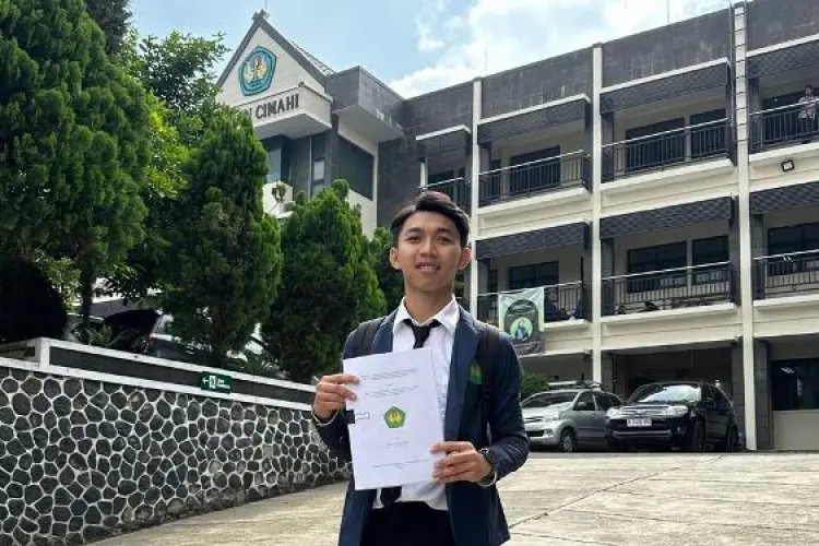 Gelandang Muda Persib Bandung Ini Raih Gelar Sarjana Pendidikan