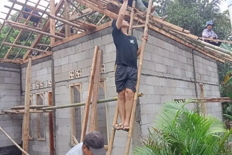 Lewat Ogan Lopian, Warga Puwakarta Dapat Bantuan Perbaikan Rumah