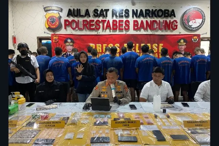 Polisi Tangkap Pria yang Mencampur Sabu dengan Pewarna untuk Dijual sebagai "Blue Ice"