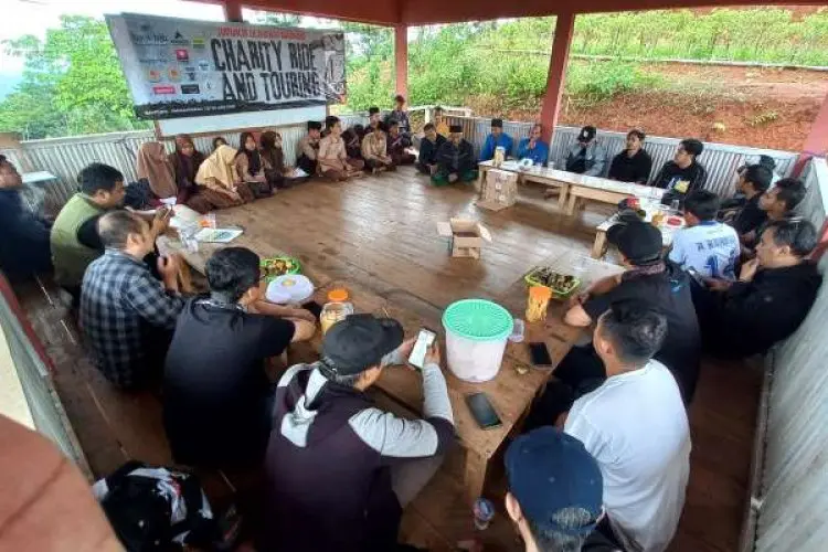 Tak Sekadar Touring, Jurnalis Olahraga Bandung Gelar Aksi Sosial di SMP Pasir Pilar Pangandaran