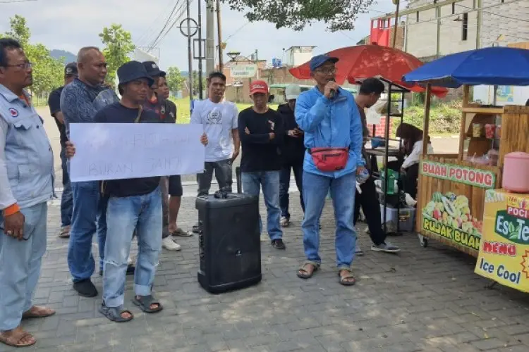 Warga Perum ASI Citapen Gelar Aksi Unjuk Rasa sebagai Bentuk Protes Lantaran Perbaikan Jalan Rusak Tak Kunjung Terealisasi 